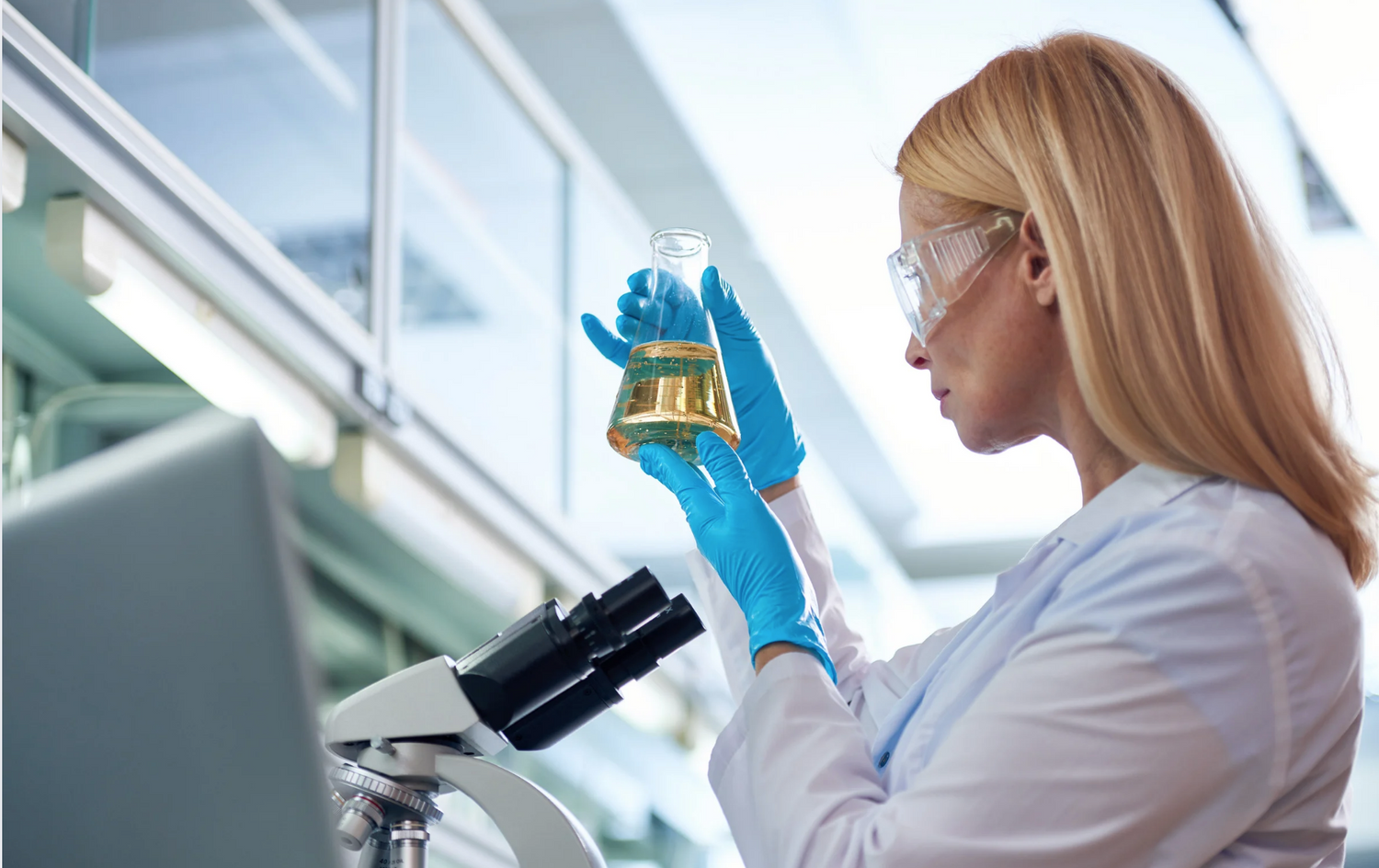 Donna in un laboratorio